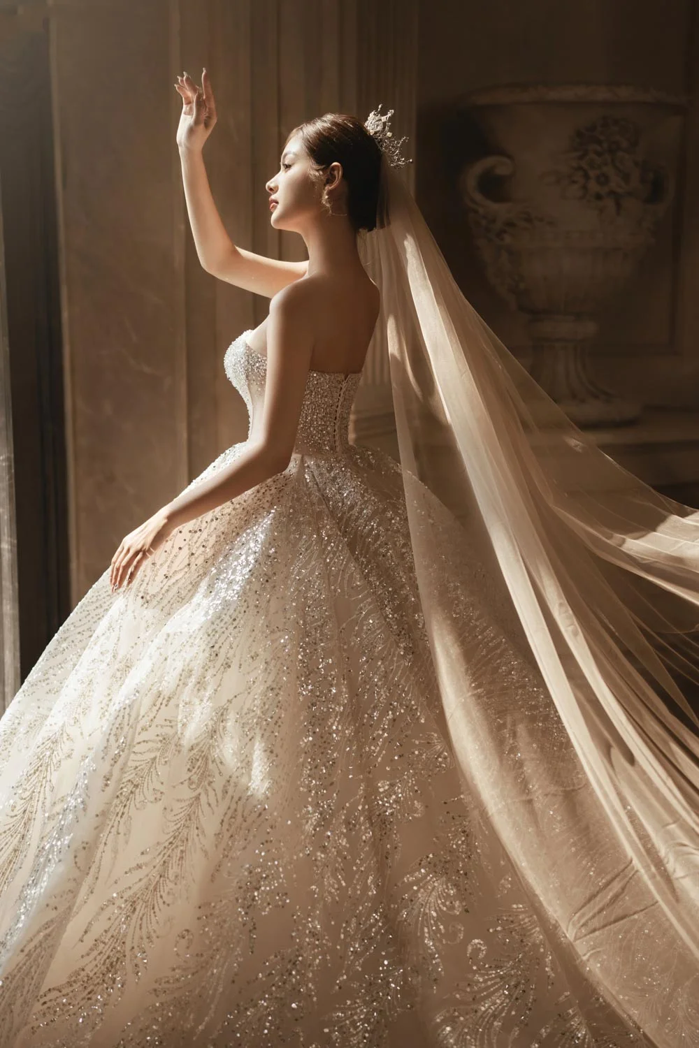 

2025 Women's Customized Wedding Dress For Brides Strapless With A Large Skirt Adorned With Sequins And A Backless Lace Up Design