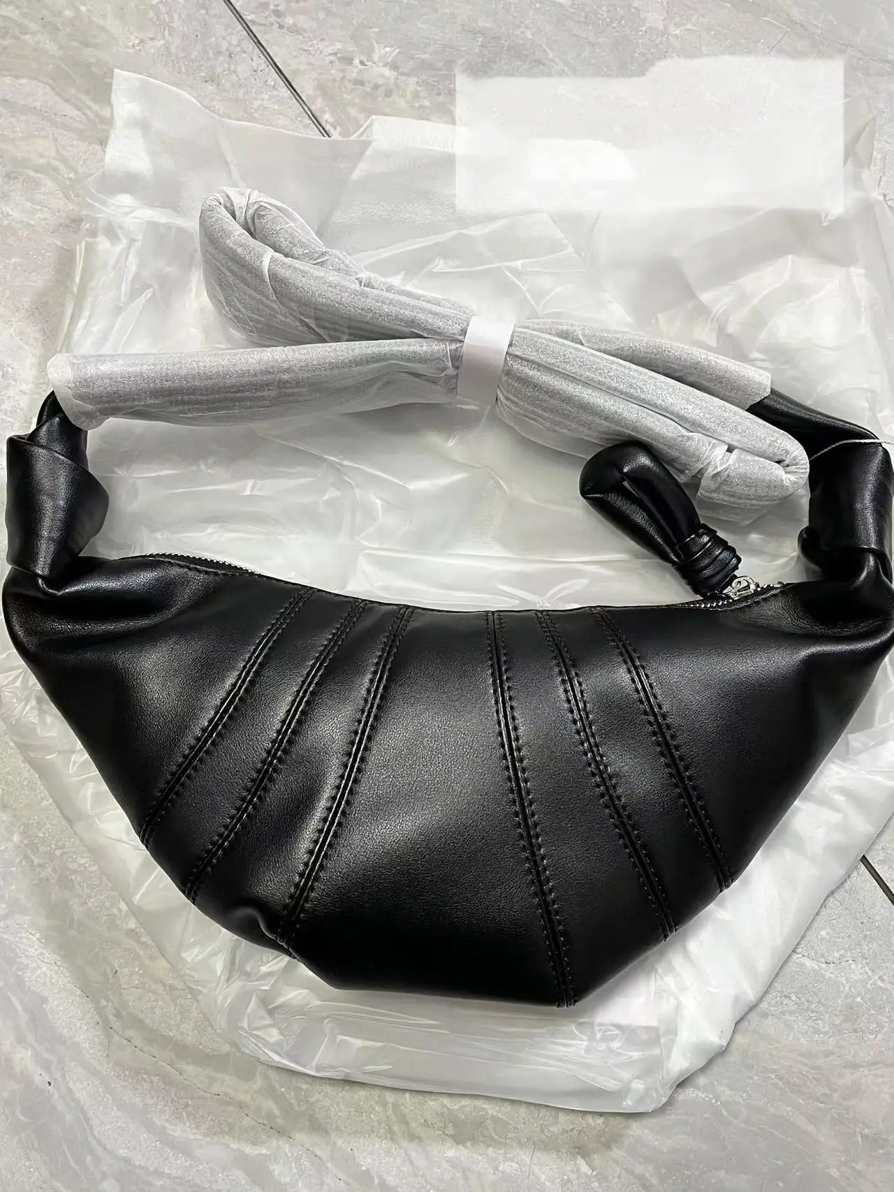 حقيبة كتف عصرية للشباب على شكل زلابية من الجلد الناعم بسعة كبيرة للتنقل اليومي في فصلي الخريف والشتاء