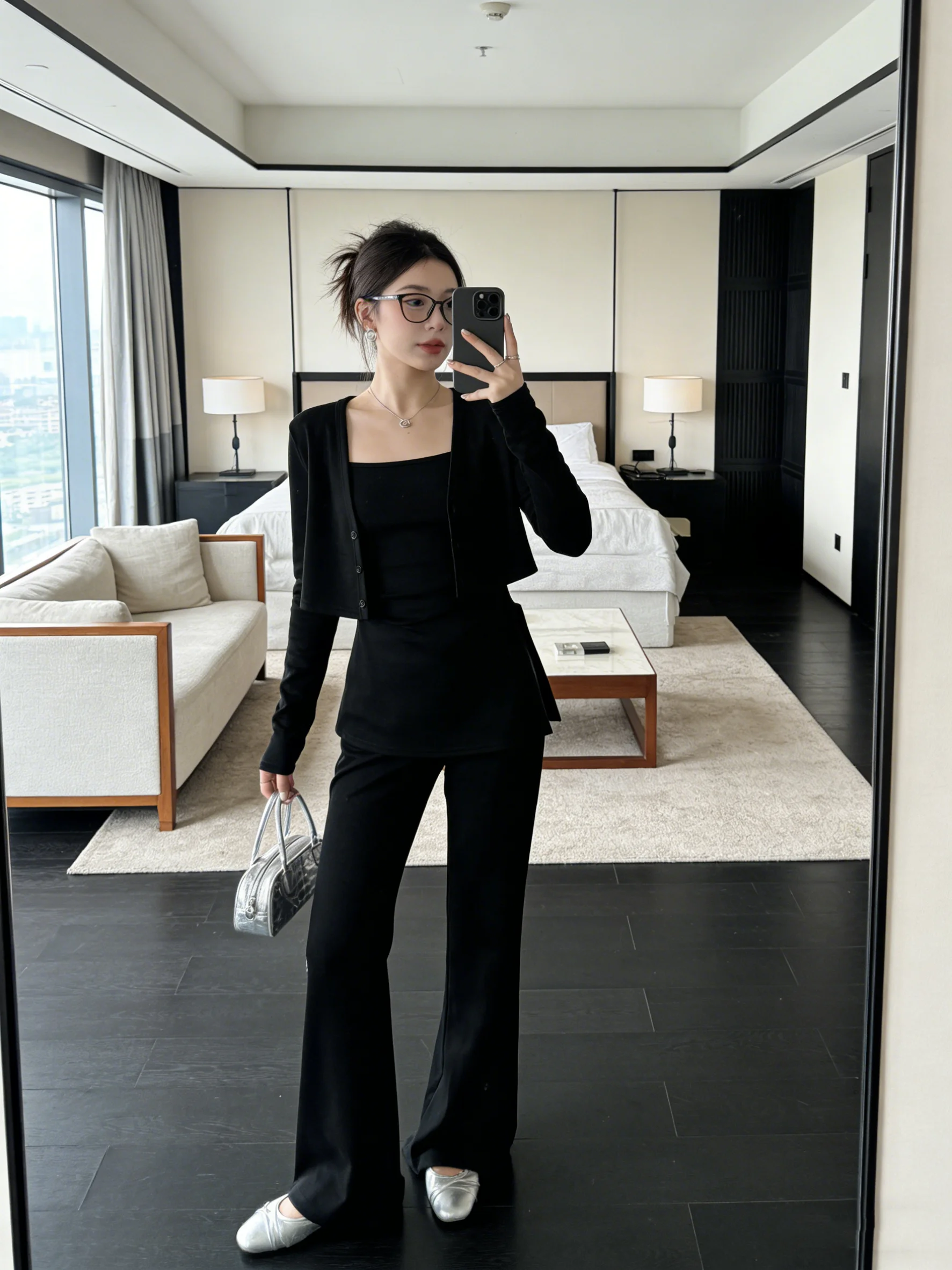 

Корейский стиль: комплект из трех предметов – кардиган с длинными рукавами, укороченный топ, модные дышащие брюки. Повседневная женская одежда.