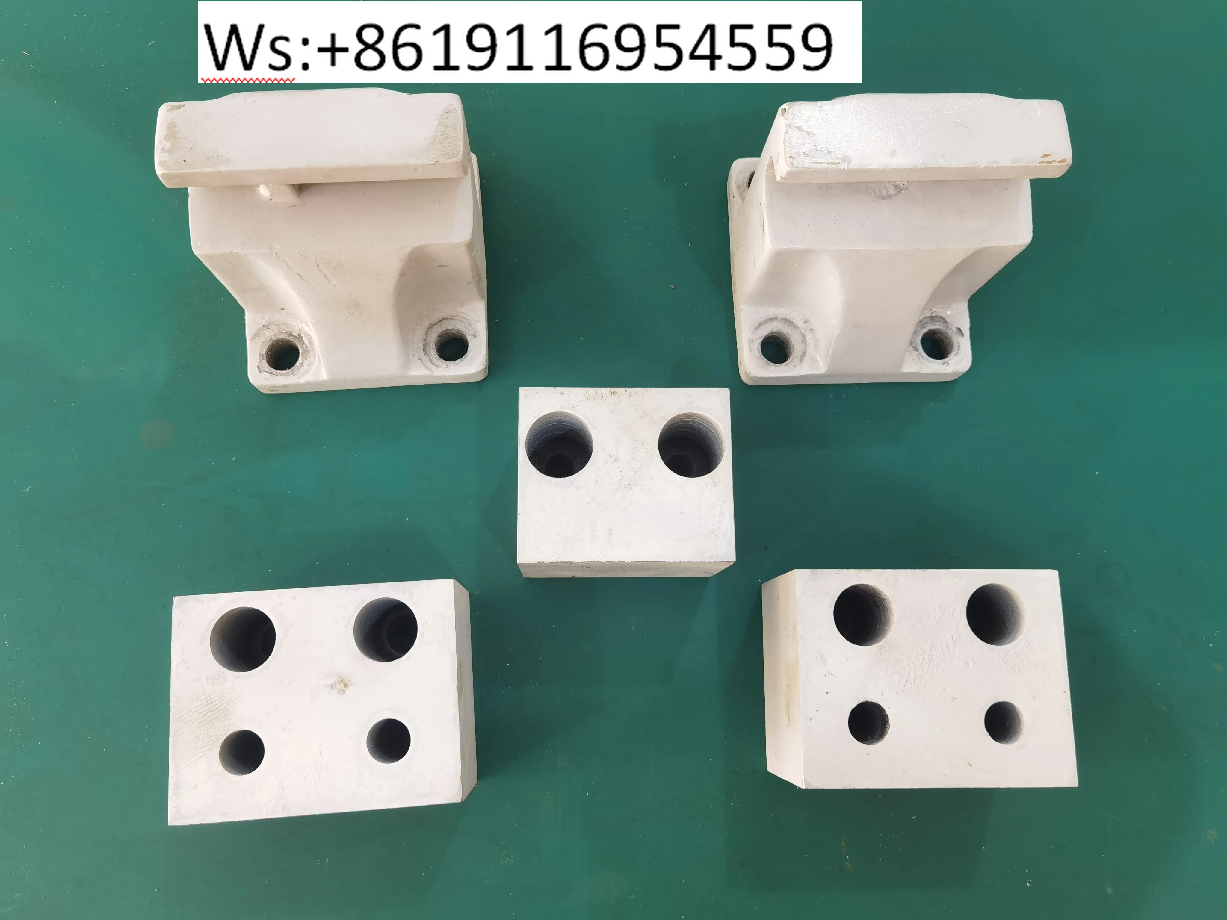 Cascade forklift attachments with upper and lower hook spacers The central spacer is suitable for three-stage installation.