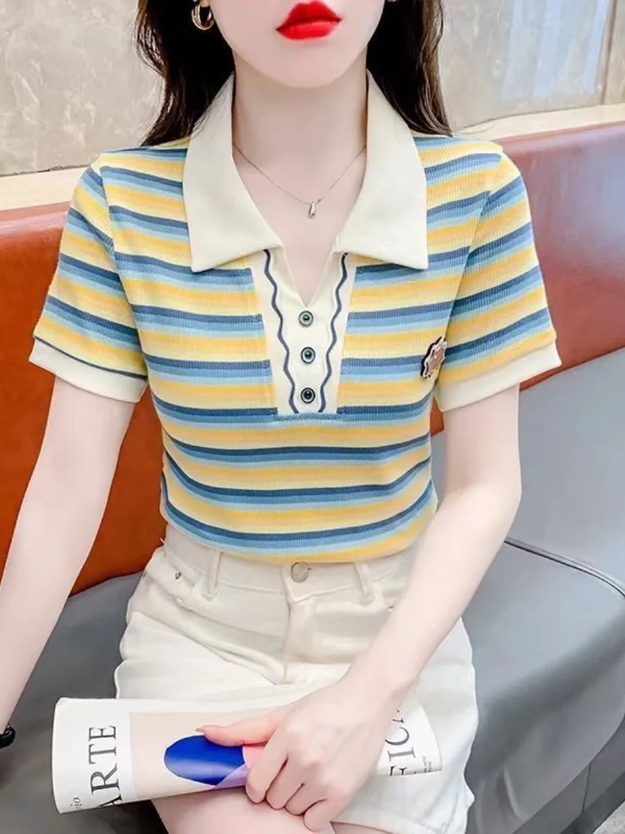camisa-listrada-feminina-de-manga-curta-novo-estilo-verao-2026-tamanho-pequeno-blusa-da-moda-com-colarinho-e-broche