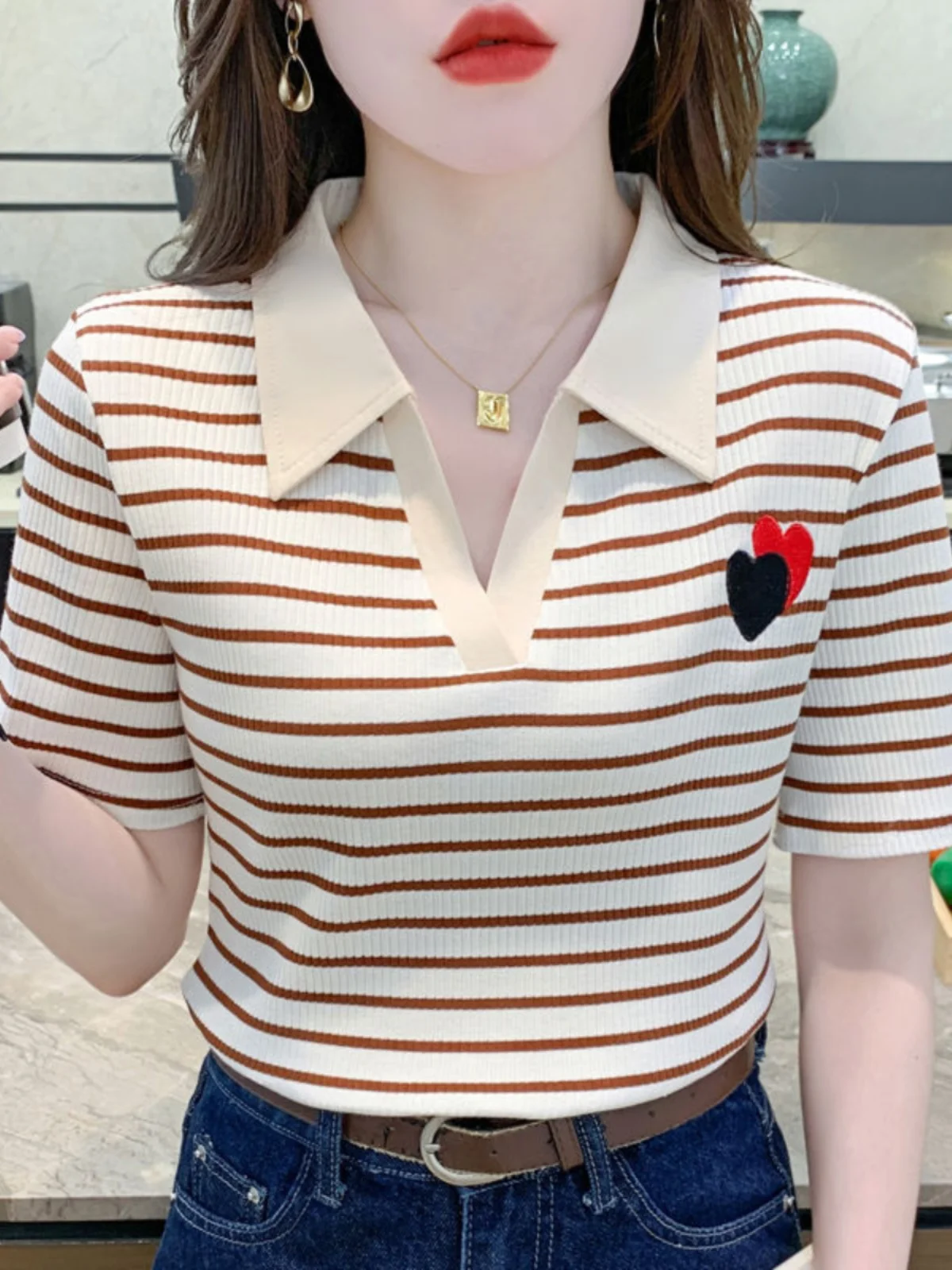 camiseta-slim-fit-de-manga-curta-para-mulheres-camisa-com-decote-em-v-bordada-estilo-coreano-versatil-para-moda-casua