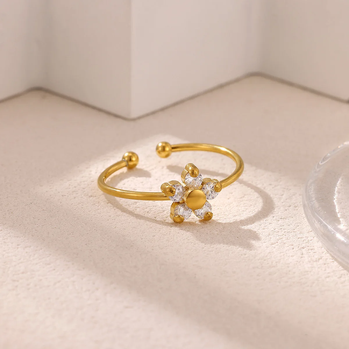 Zarter offener Ring mit Zirkonia-Blume für Damen, goldfarben, aus Edelstahl, mit bunten Kristallen, verstellbarer Manschettenring, minimalistischer Schmuck, Geschenk. – Detail 7