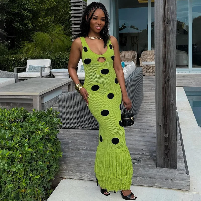 Sukienka maxi z dzianiny żakardowej w kropki, z frędzlami na dole, patchworkiem, dopasowana, seksowna, z wycięciami, dekoltem w serek, bez rękawów, z odkrytymi plecami, idealna na imprezę.