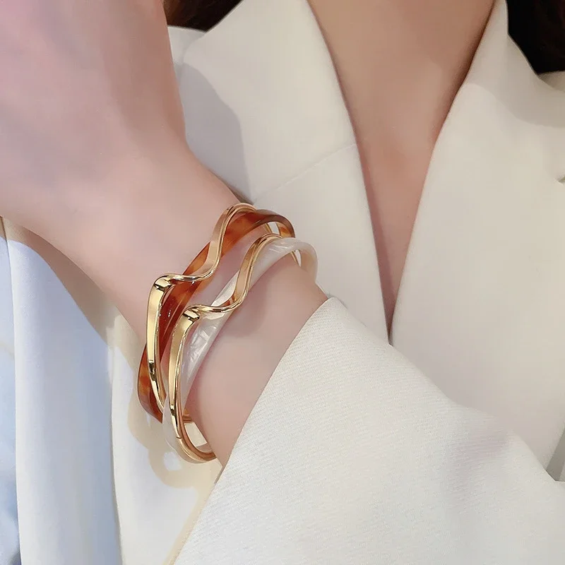 2024 Fashion White Shellfish Bracelet Plate Bend Metal Women's Geometric C-shaped Open Bracelet Jewelry Gift