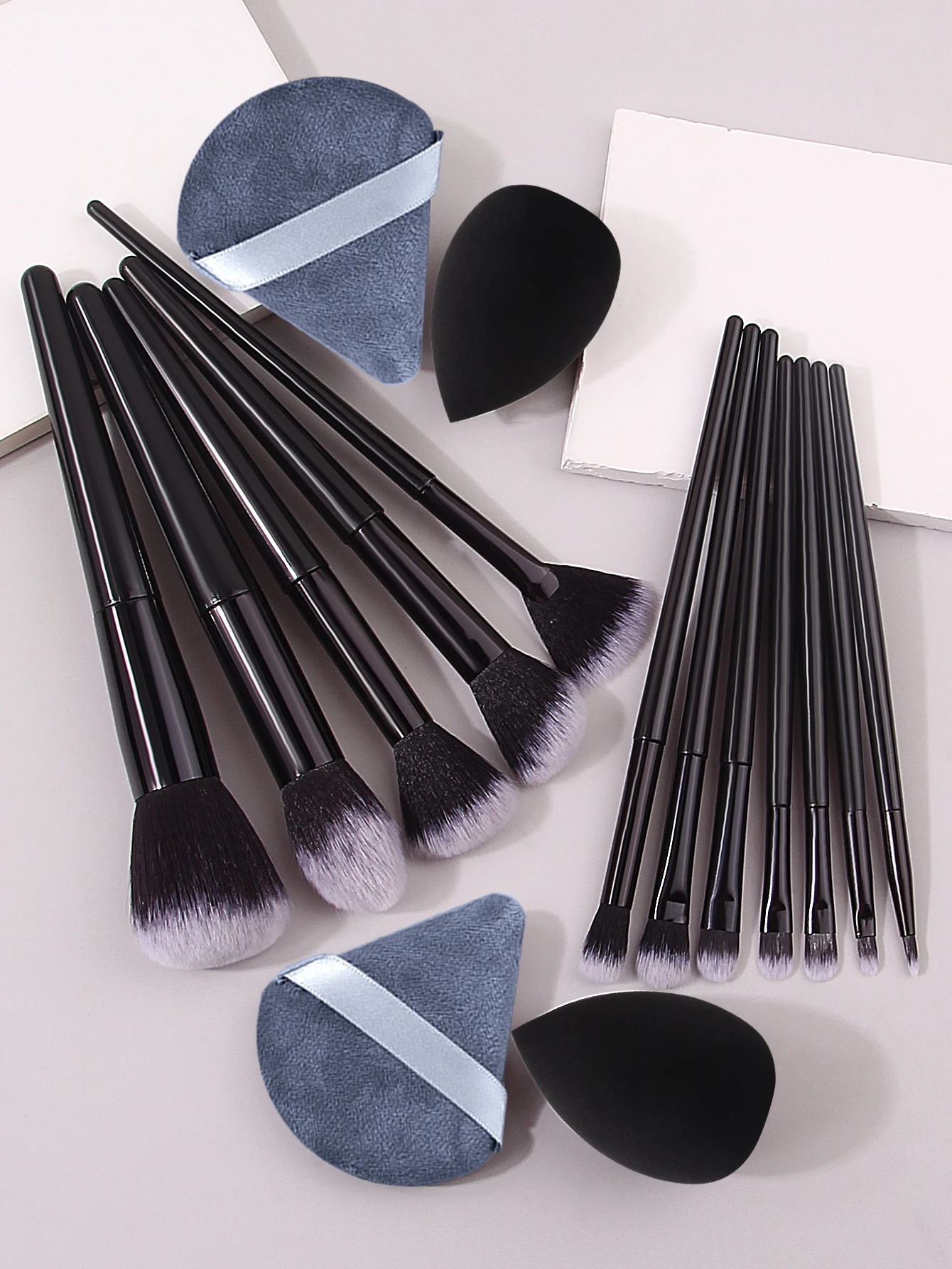 12 Make-up-Pinsel mit weichen Borsten + 4 Stück Make-up-Puderquasten und Schwammei-Make-up-Rouge-Lidschattenpinsel auf Vollgesichtsbasis