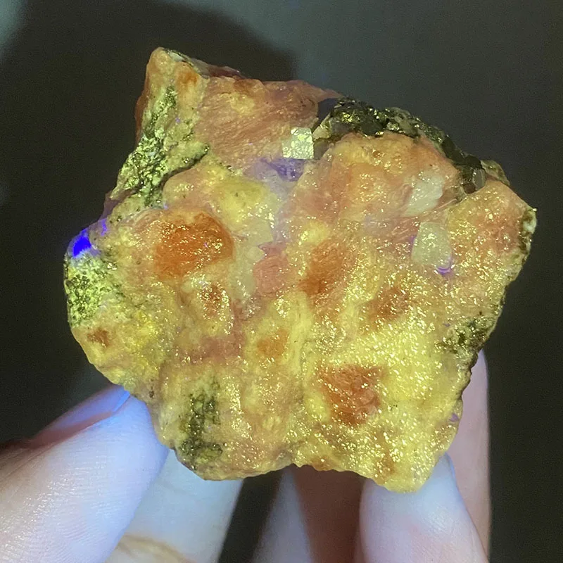 

100% натуральная поверхность кристалла родохрозита покрыта флуоресценцией. Минеральные образцы. Камни и десцеляющий кристалл.