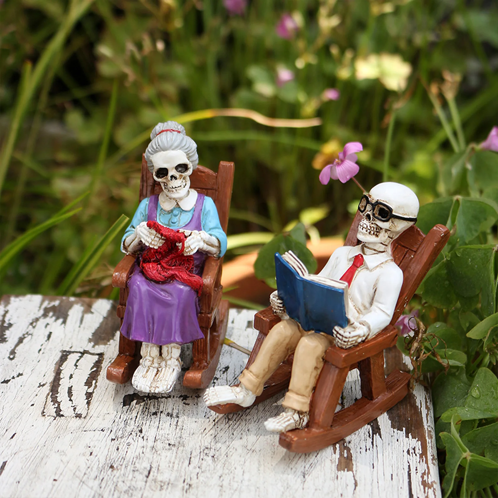 Resin Skeleton Statue For Halloween Ornament Gothic Reading Old Man Rocking Chair Elderly Couple Figurine Garden Ornament