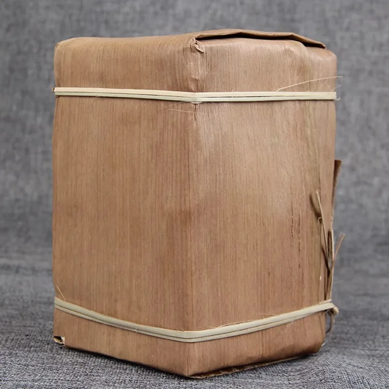 Set da tè cinese naturale Yunnan Pu'er Confezione di conchiglie di bambù Torta rotonda Pu erh/Forma di mattoni/Pacchetto di conchiglie di bambù di forma cilindrica