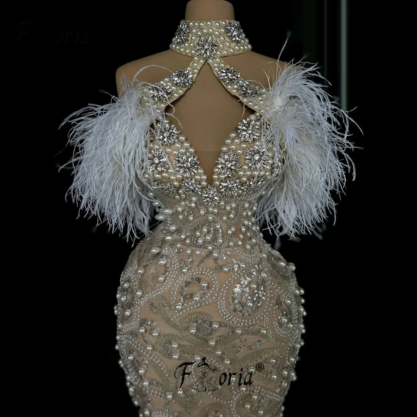 ชุดเดรสแชมเปญสุดหรูหราแบบดารา ประดับด้วยลูกปัดและขนนก ทรงเมอร์เมด ชุดแต่งงานดูไบ งานตัดเย็บระดับคูตูร์ ประดับมุกเต็มตัว ชุดราตรี