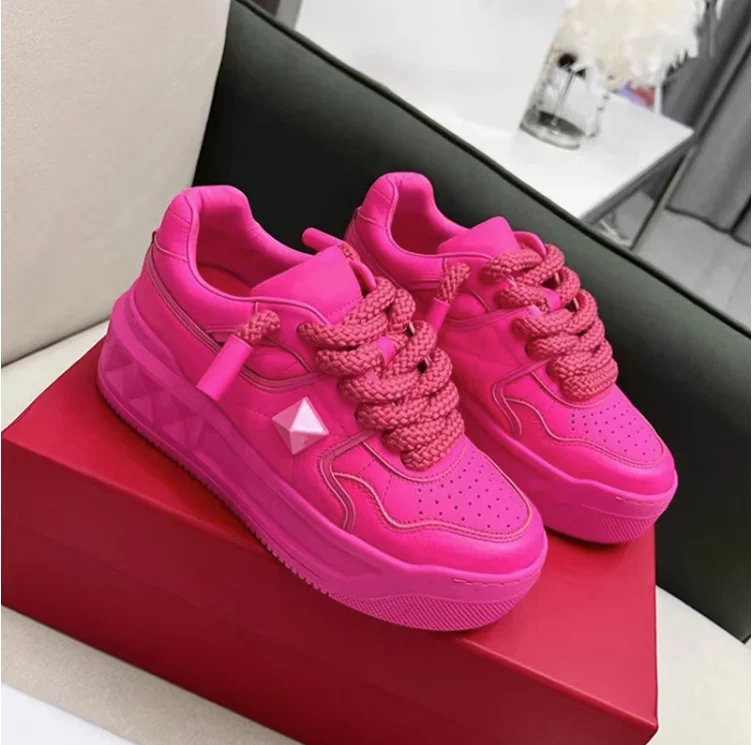 Kasual renda paku keling mewah olahraga luar sepatu wanita ujung bulat Sneakers kulit wanita putih Fuchsia desain mode Skeakers