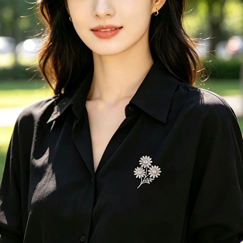 Lucky Auspicious Elegant Sparkling Zircon Openwork Three Daisy Brooch For Women Gold Silver Tone Clothing Pin Wedding Party Gift
