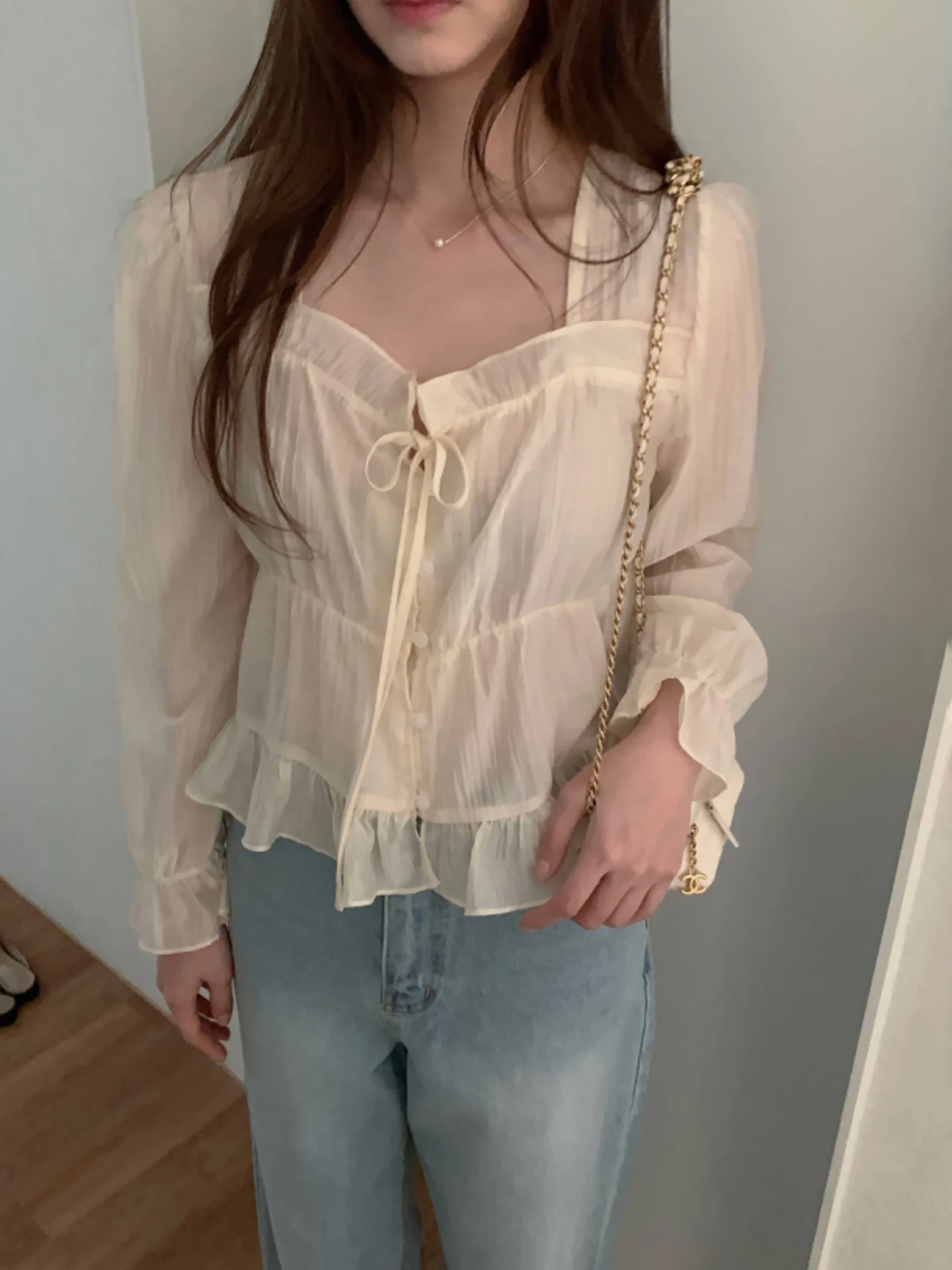 

Рубашка Dongdaemun с рюшами и бантом, омолаживающая, нежная, уникальная, очень красивая, с квадратным воротником, женская, из полиэфирного волокна