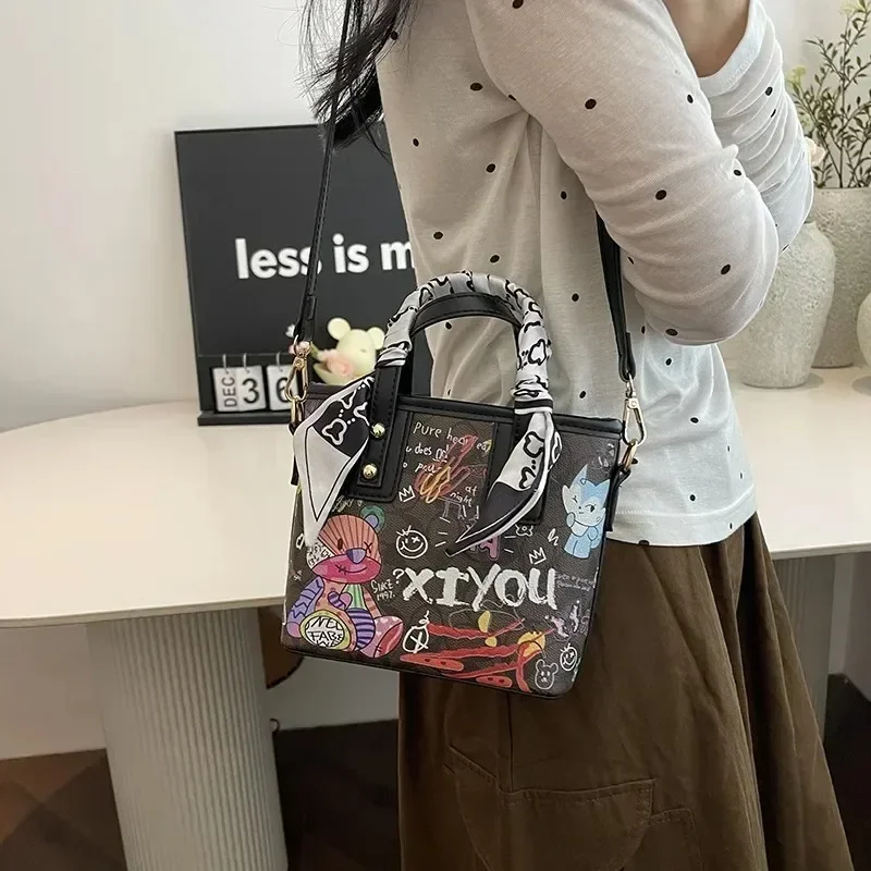 

2025 New Luxury Women's Bag, A Trendy and Individualistic Graffiti Bag, and A Women's Casual One-piece Printed Crossbody Bag