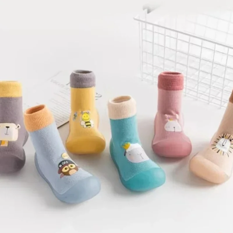 جوارب وأحذية أطفال جديدة ذات نعل ناعم كرتوني أحذية مشي داخلية للأطفال برونزية لرياض الأطفال