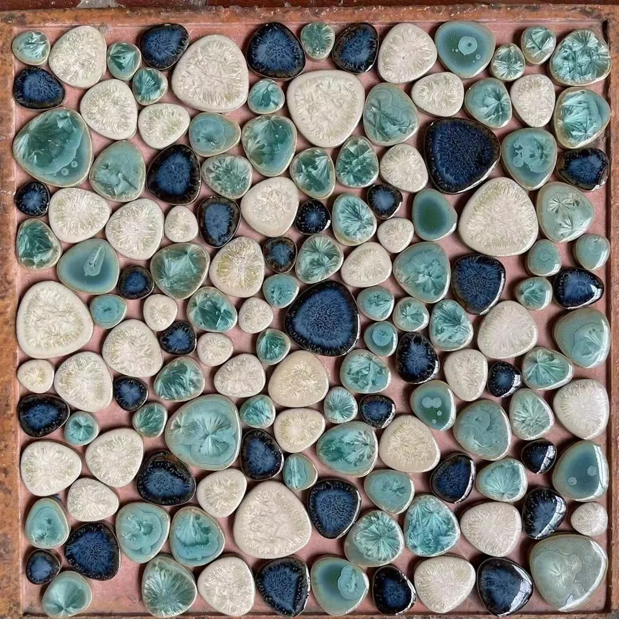 Preciosas azulejos de mosaico de cerámica de guijarro esmaltado azul lago azul marino, para azulejos de cocina/piscina/suelo de pared/suelo de cuarto de ducha, directo de fábrica