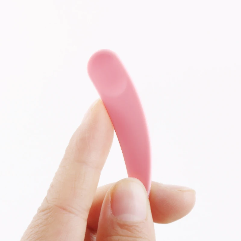 J59(1)--- 25個/ロット 高級感あふれる三日月型スプーン フェイスクリームスプーン ミニコスメスクレーパー マスククリームスプーン アイクリームスプーン