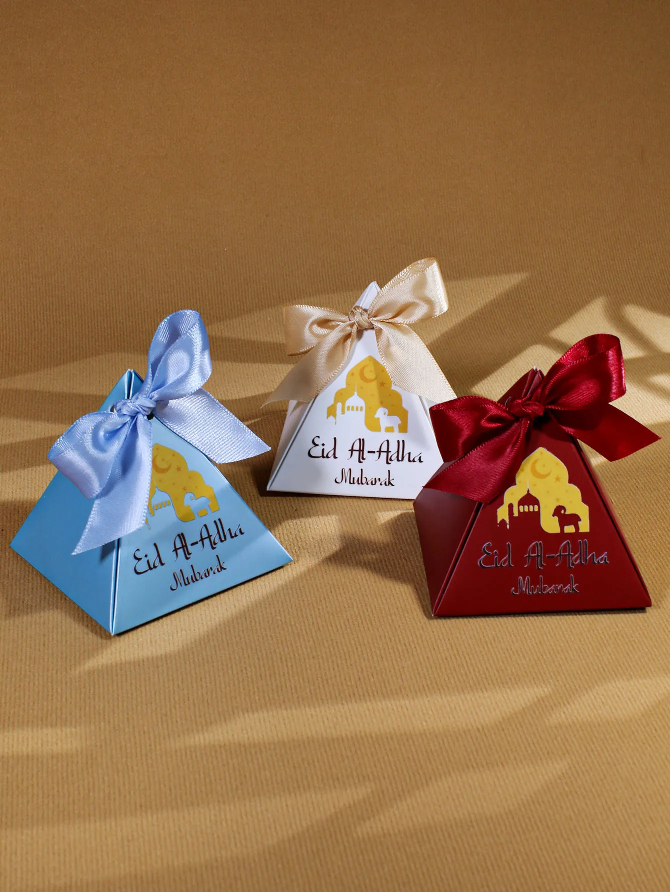 10 Stück Eid al Adha Pralinenschachtel, dreieckige Geschenkbox, goldene Moschee, exquisit und schön, Förderung von Feiertagesegen
