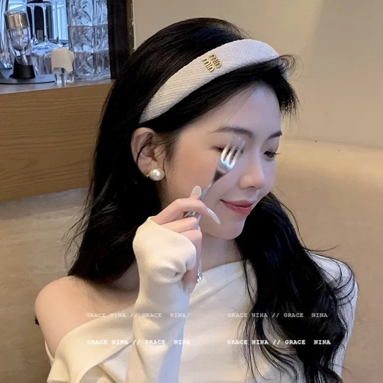 

Нежная повязка на голову в французском стиле с буквенным принтом, женская, новинка 2025 года, высокая повязка на голову, модные легкие люксовые аксессуары для волос