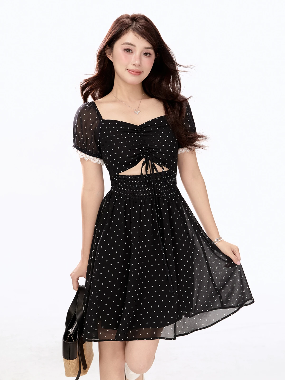 

Новинка: летнее платье-сарафан с вырезами, кружевом и принтом в горошек, А-силуэт, с завышенной талией, короткими рукавами-фонариками, в милом стиле.