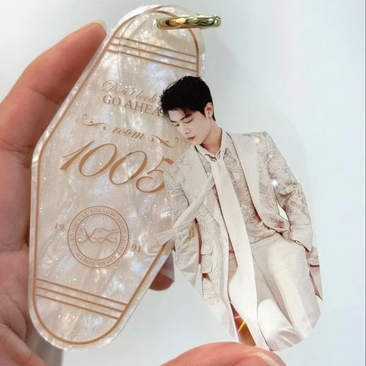 

Xiao Zhan's white gilded hanging chain keychain with acrylic decorative pendant as a gift for the surrounding area
