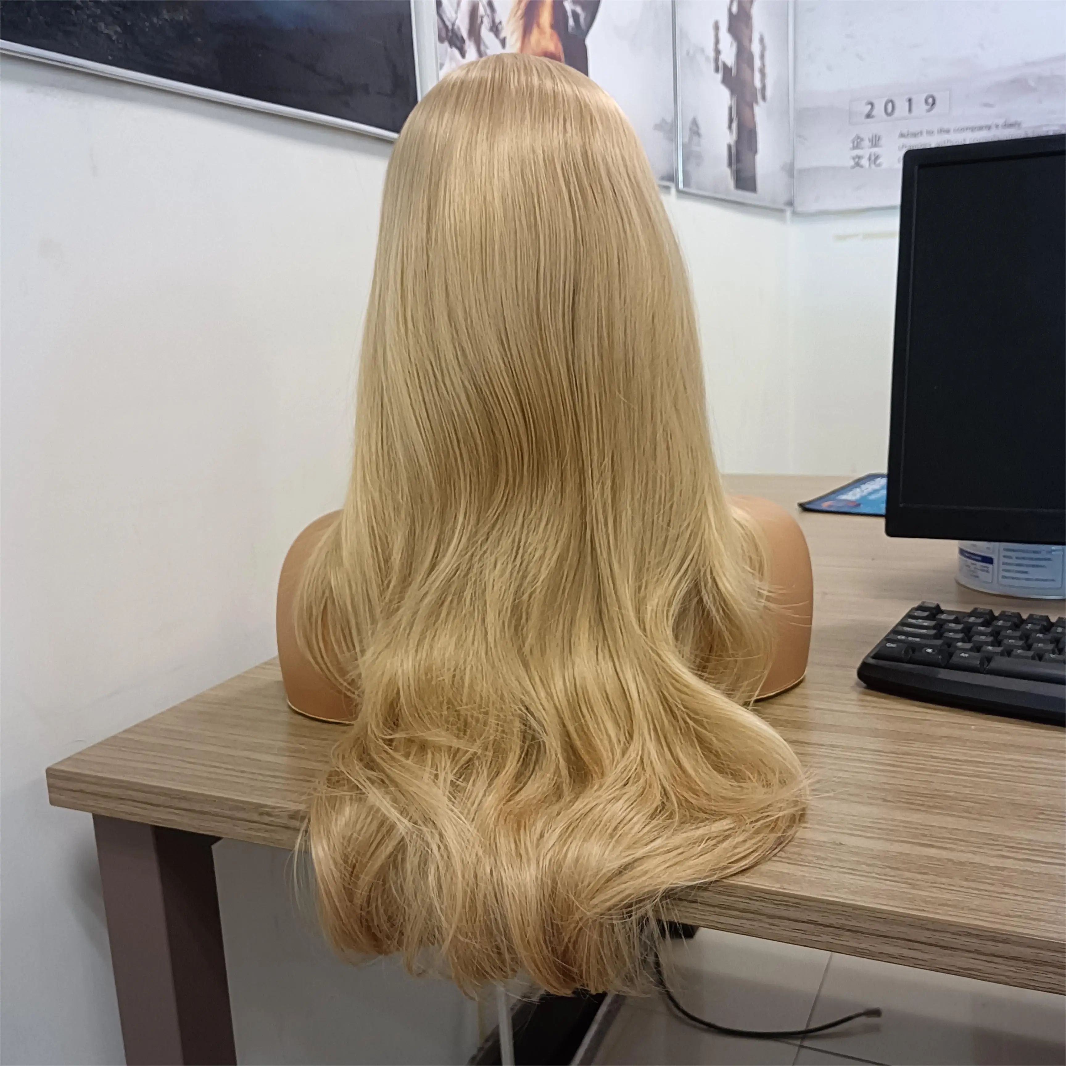 Kongduoyi Wig pirang gelombang longgar Wig renda depan untuk wanita rambut sintetis tahan panas serat rambut alami Cosplay renda