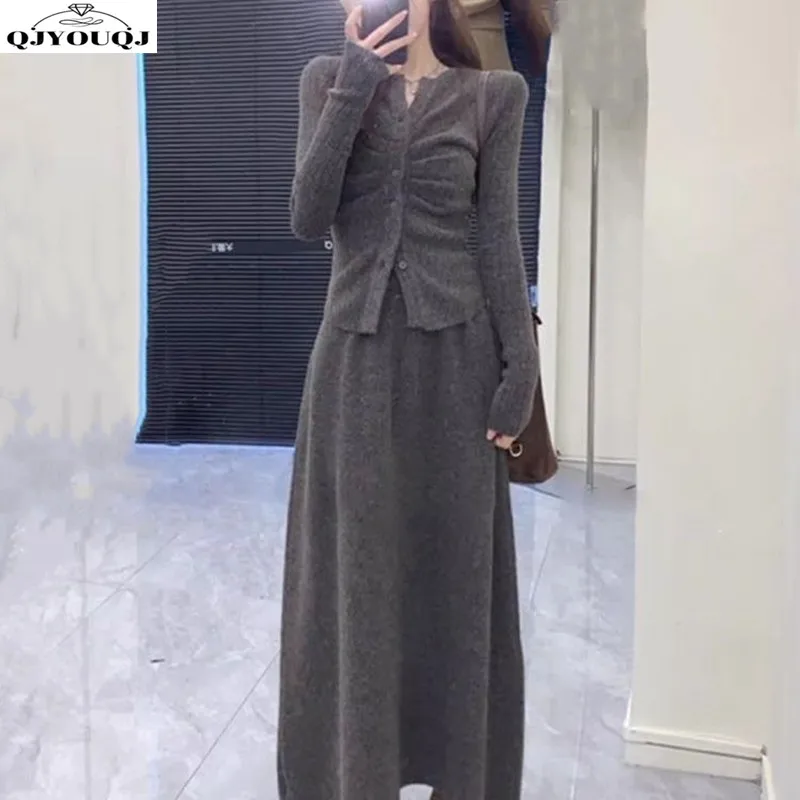 

Autumn and winter fashionable women's set slim fit V-neck knitted sweater+fashionable skirt two-piece set