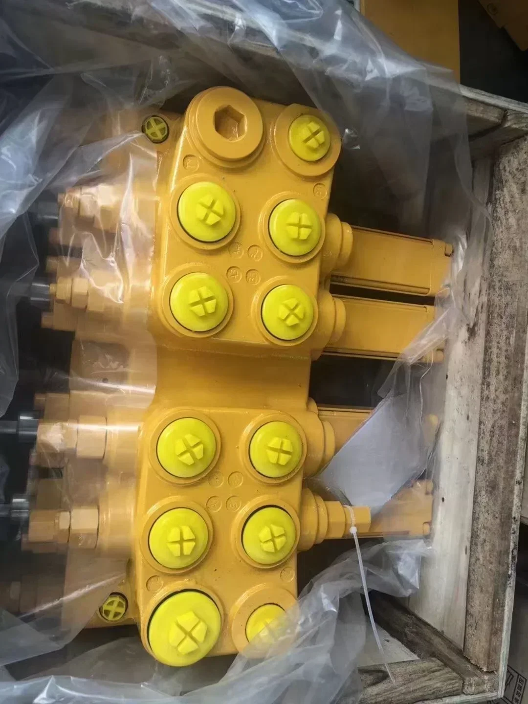 QY25K QY25K-I Truck crane parts Pilot combination multi-way control quadruple main valve 803000400