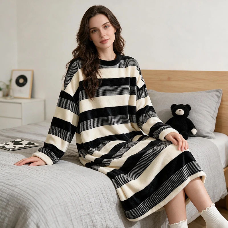 Pijama de invierno cálido y grueso de forro polar de coral, manga larga, vestido midi, con estampado de dibujos animados, para estudiantes, para dormir en casa, a rayas.