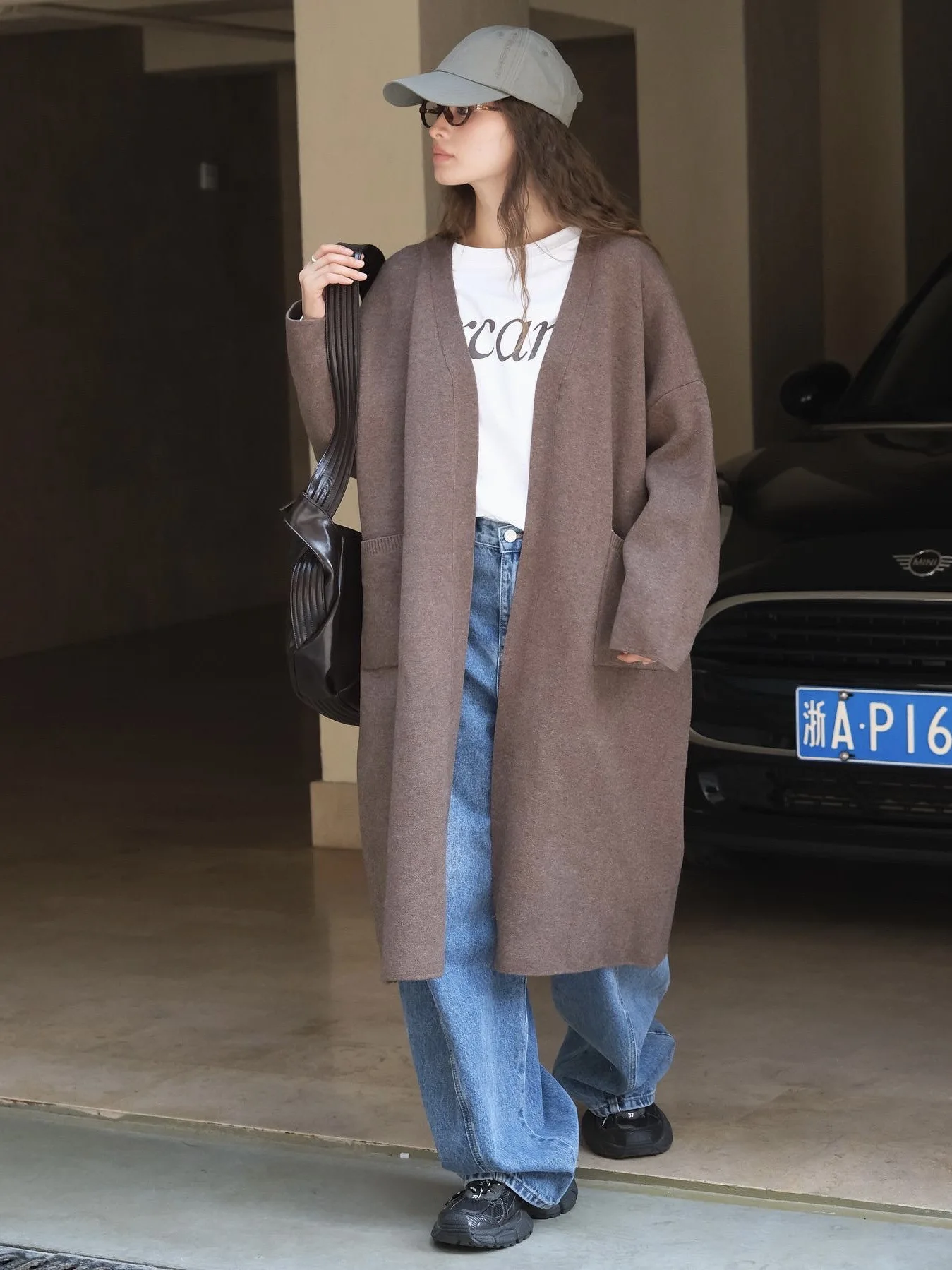 Autumn and winter women\'s casual solid color V-neck long sleeved loose long sweater