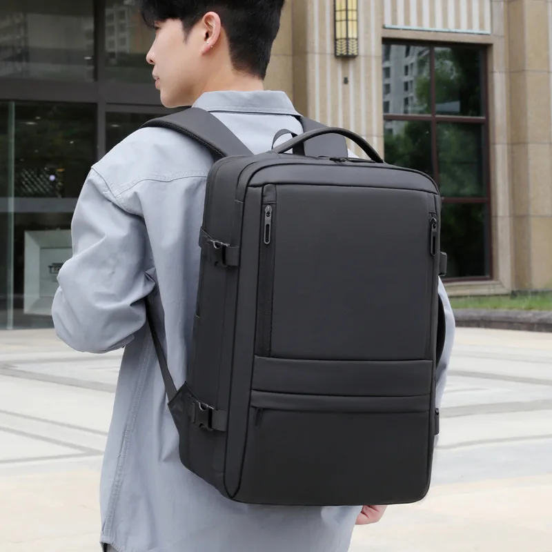 オフィスでの仕事や短期旅行に適応できる多用途バッグ。仕事用や個人用のアイテムに最適な配慮の行き届いた仕切りが付いています。