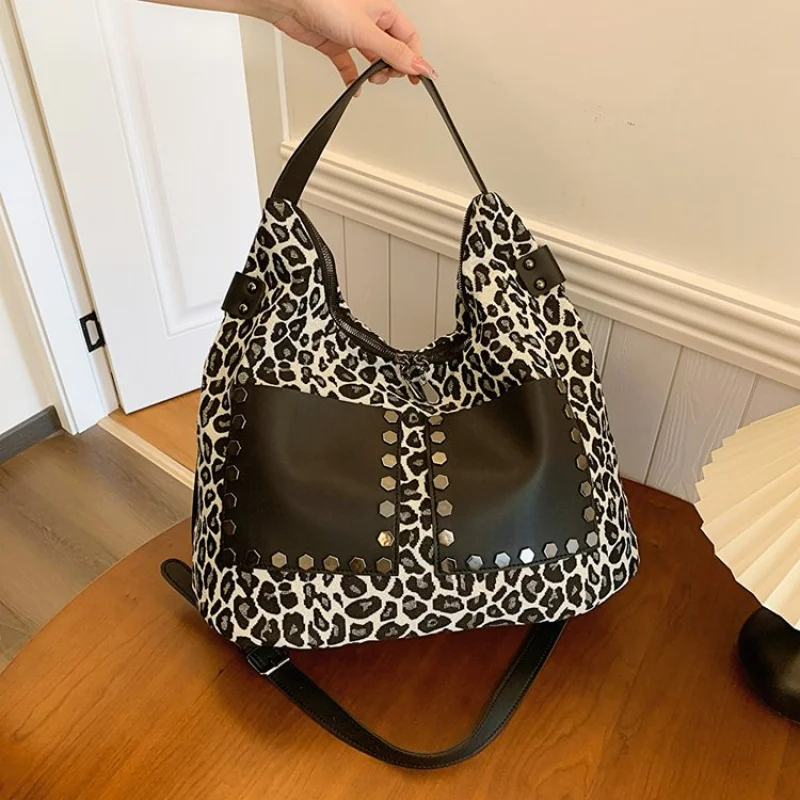 

Ladies Tote Bag Made Of Zinnia-Patterned Leather Featuring Trendy Paris Casual Lightweight Soft Daily Modern Look​