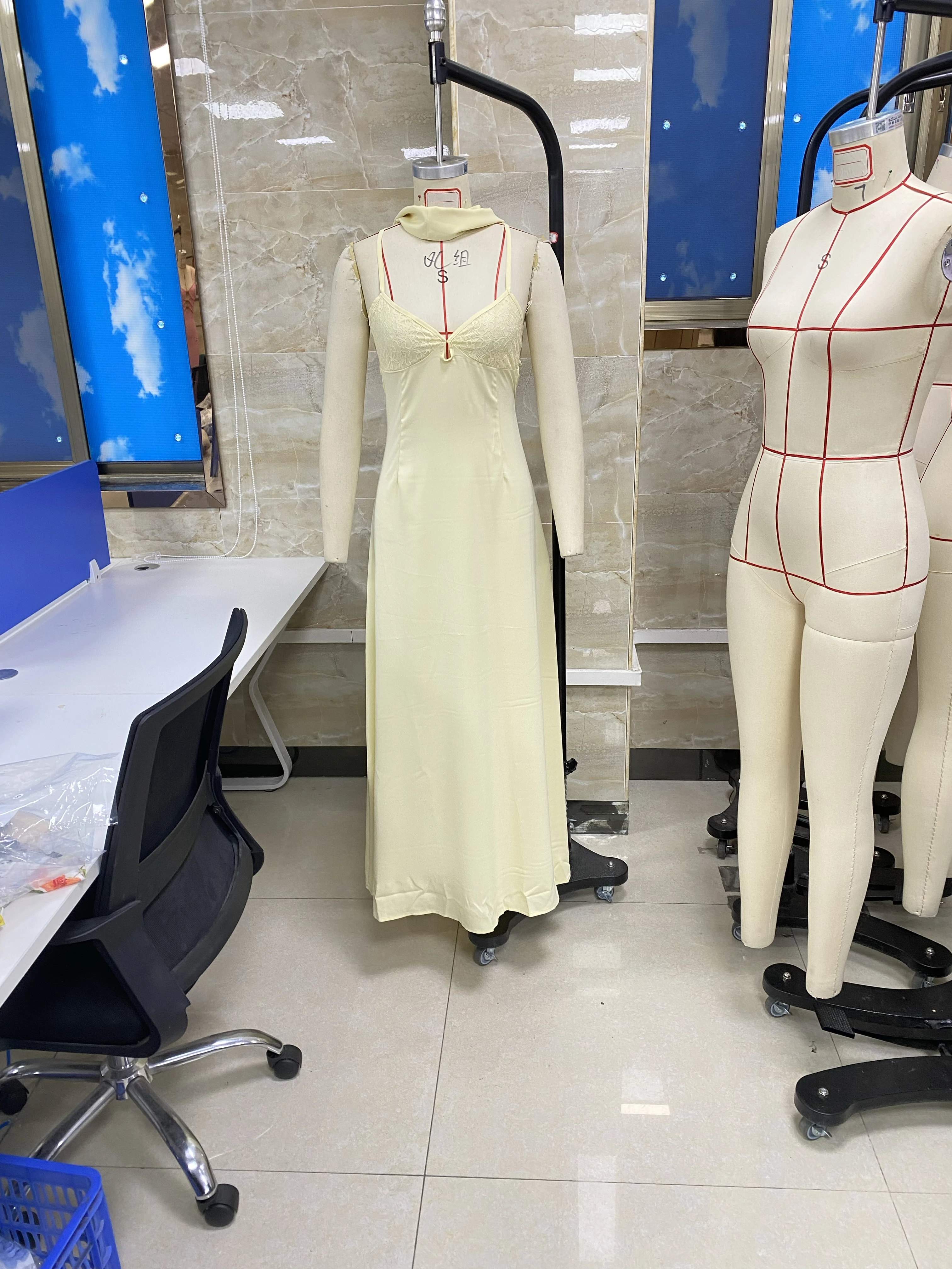 ผู้หญิงชุดยาวสีทึบชุด Cami ฤดูร้อนแฟชั่นแขนกุดชุดสายสปาเก็ตตี้