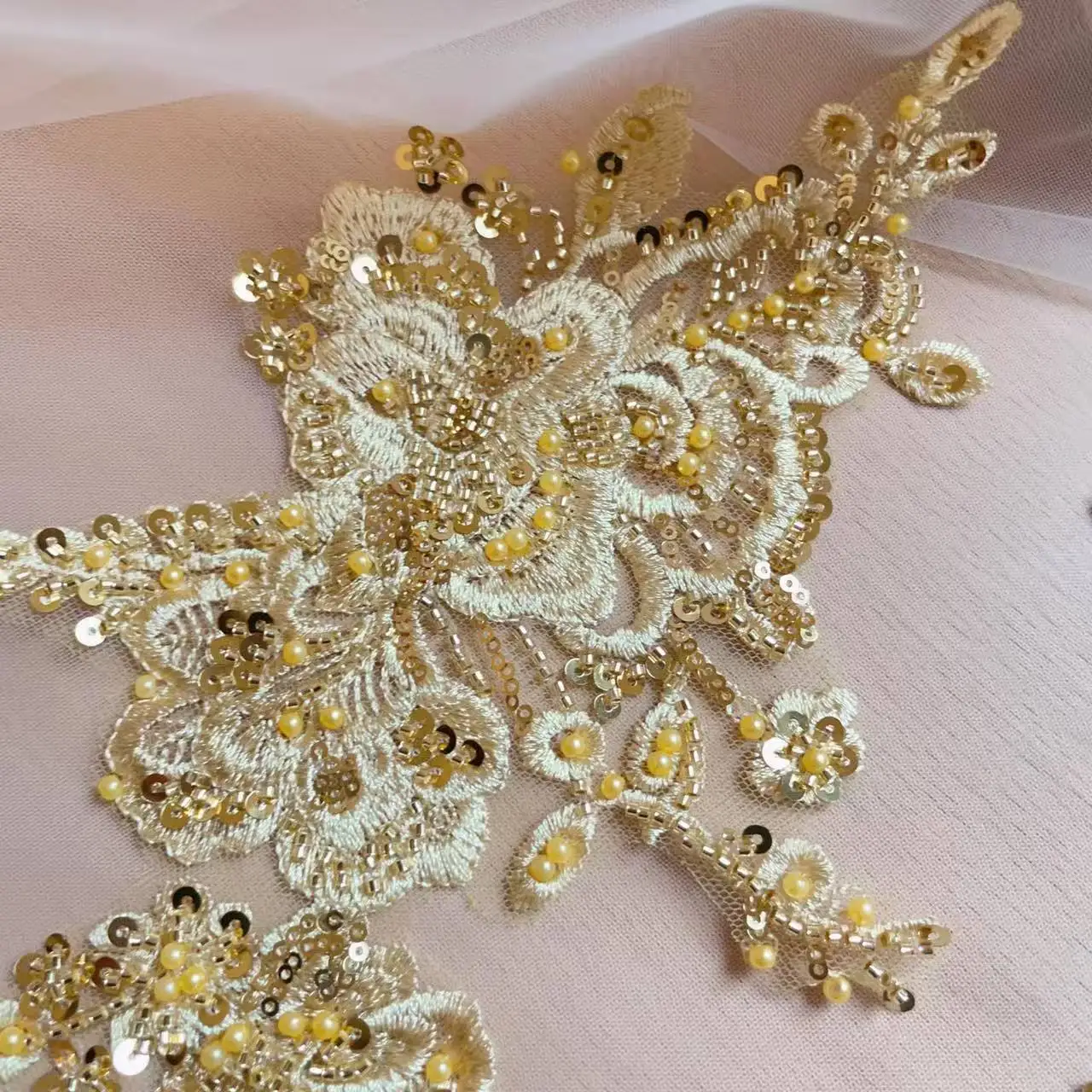 1 Paar. 10 Farben. Perlenbestickte Spitze mit Spiegelblumen, glänzende Tanzkostüme und Kopfbedeckungen, Kleidungsapplikation. Aufnäher für Kleidung – Detail 18