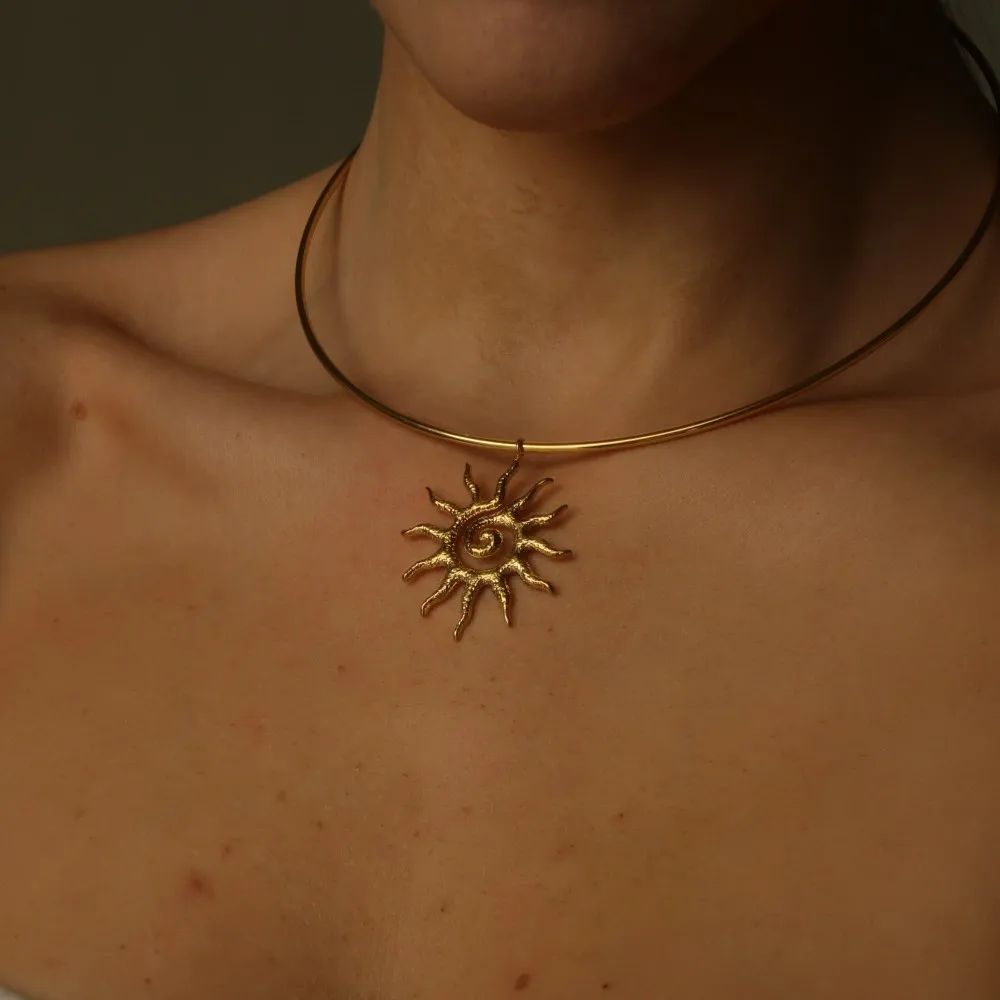 Naszyjnik ze stali nierdzewnej Spiral Hoop Sunflower dla kobiet 18K pozłacany Unikalny szykowny Choker Biżuteria Nowy Trendy