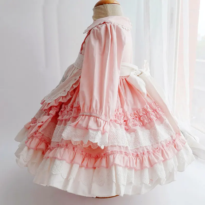 Rosa Peter-Pan-Kragen Langarm-Kinder-Lolita-Kleid mit Spitzenschürze, Stickerei, Rüschenrock und großer Schleife, Süßes Prinzessinnen-Outfit für Kinder – Detail 7