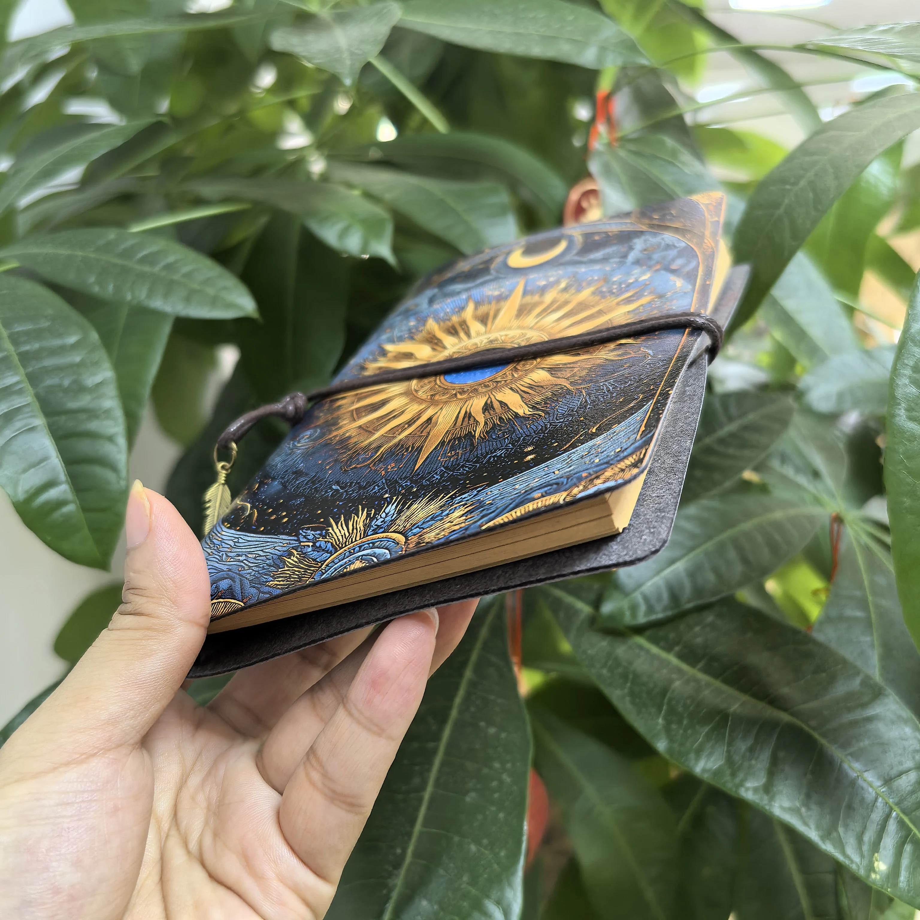 Vintage Himmelskörper Sonne Mond Reisetagebuch, Ästhetisches Astrologie-Notizbuch mit Gummiband, Retro Tarot-Stil Leder – Detail 5