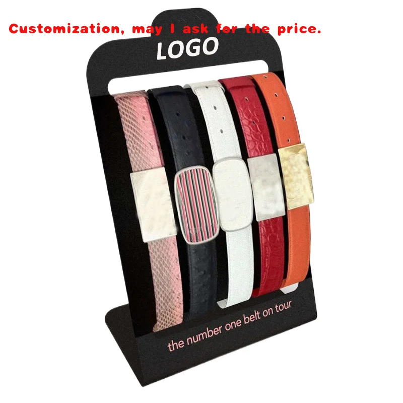 

Изготовленная на заказ стойка для выставки товаров на кожаном ремне матового черного цвета на столешнице