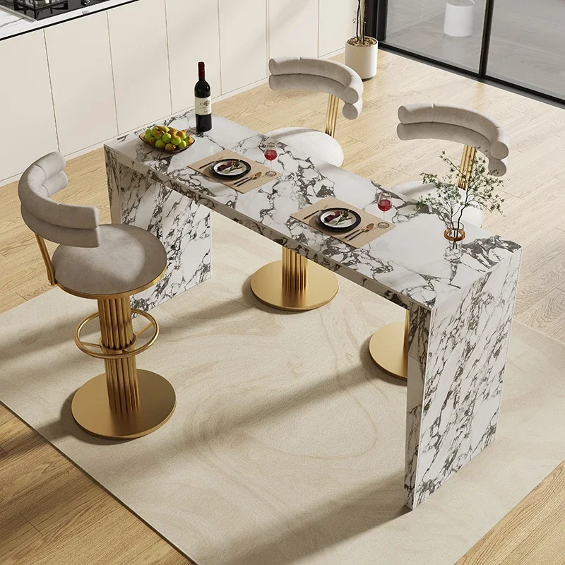 

Простая домашняя кухня из сланца, перегородка для гостиной, встроенный обеденный стол.