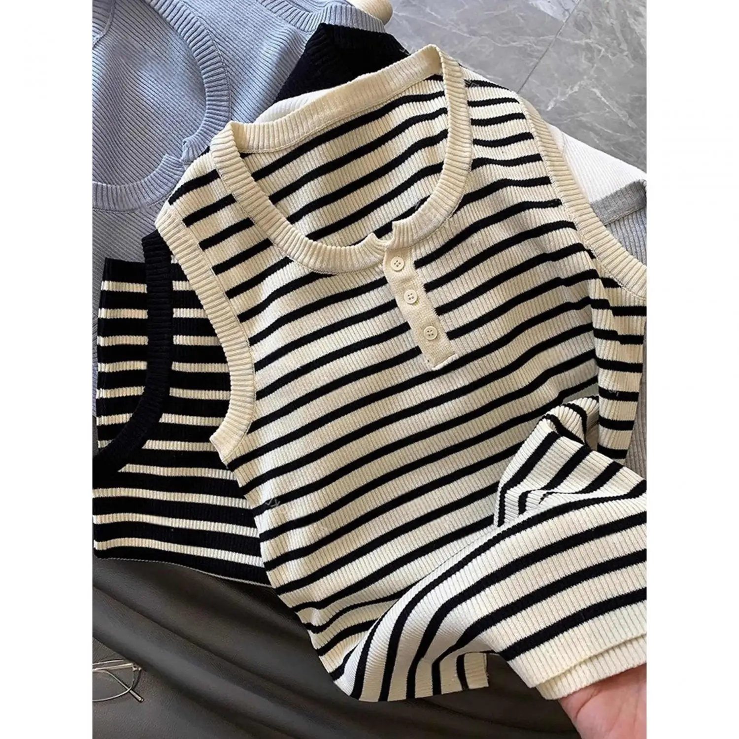 여성 니트 라운드 넥 베스트 2025 봄 여름 슬림핏 단색 이르트 아우터웨어 캐주얼 편안한 탑