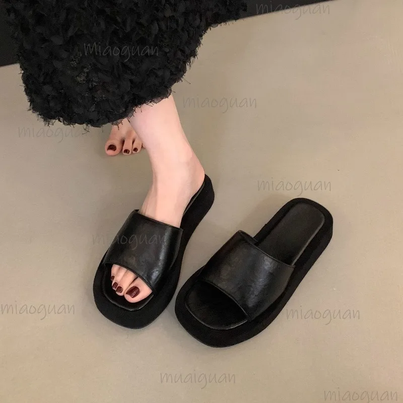 Damen-Slip-On-Sommerschuhe mit dickem Boden, schwarz-silberne flache Sandalen, lässige Freizeit-Hausschuhe, Strandsandalen aus weichem PU-Leder