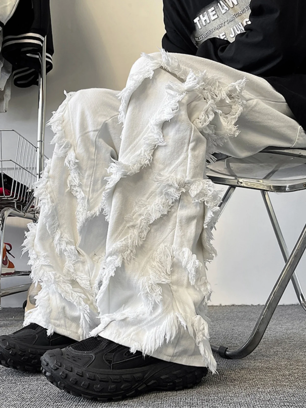 

Мужские джинсы в стиле ретро-американский стритстайл, с потертостями и рваным краем, винтажные, свободные, широкие, с легким расклешением, длинные.