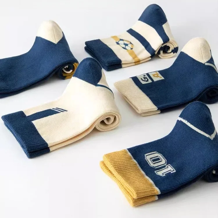 5 أزواج من الجوارب للأطفال للربيع والخريف جوارب قطنية للأطفال مخططة بنمط كرة القدم جورب 1-14T للأولاد بطول منتصف الساق