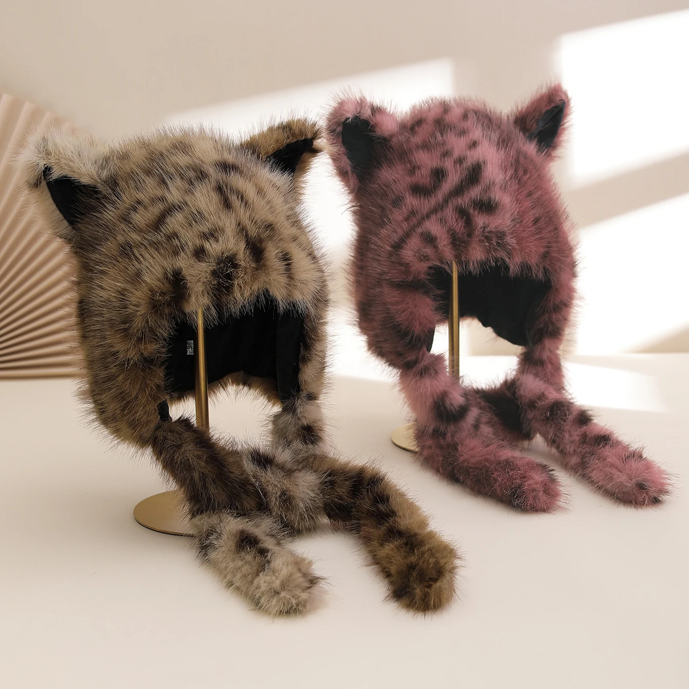 새로운 가을 겨울 플러시 귀여운 표범 무늬 긴 귀 따뜻한 귀마개 모자, 긴 땋은 머리 야외 레이펑 모자