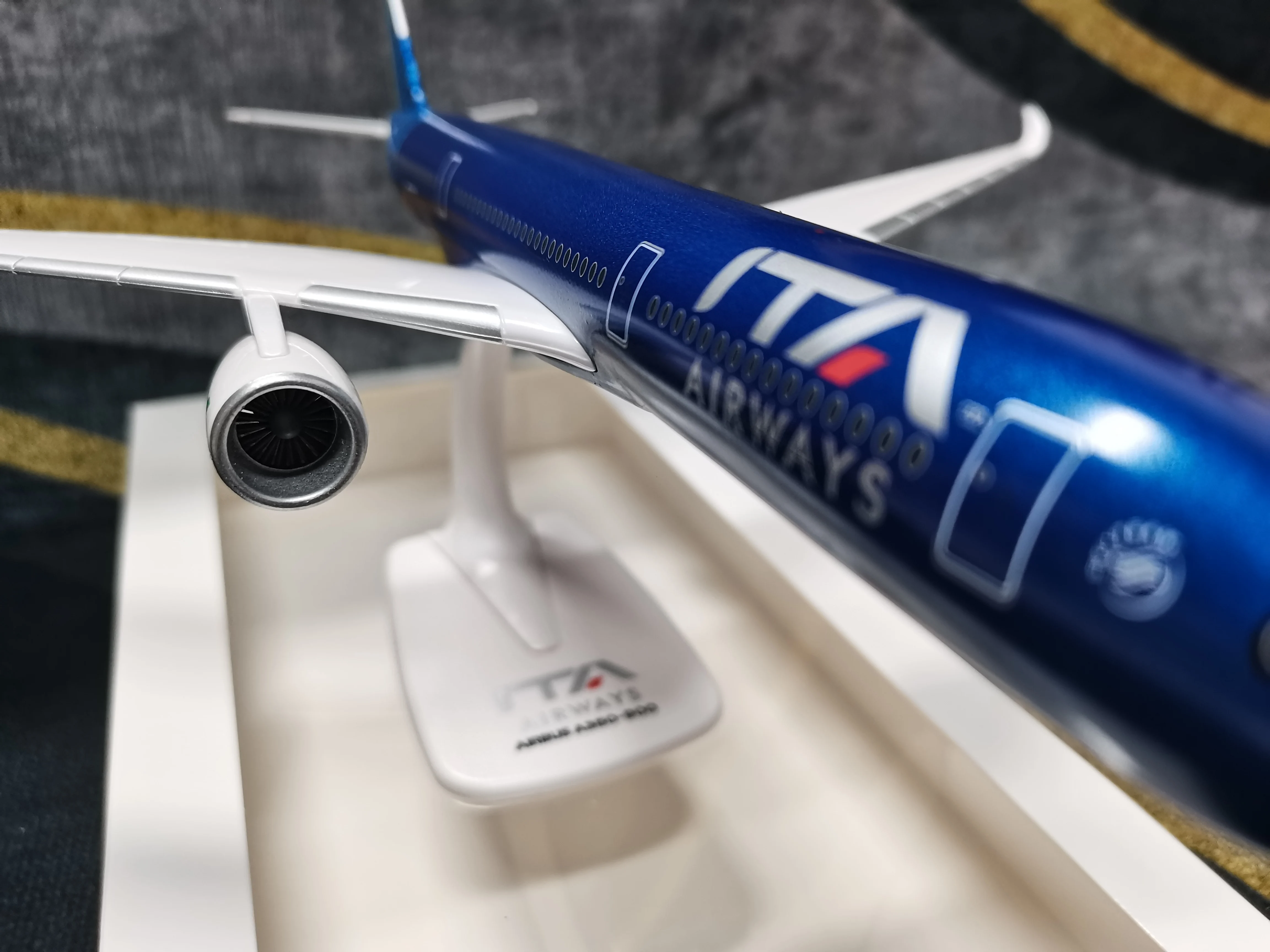 Decorate Airplane 1/200 for A350 A350-900 Italy ITA Airline Aircraft ABS Assembly Plane Model Scale Airbus Aircraft for Collecti