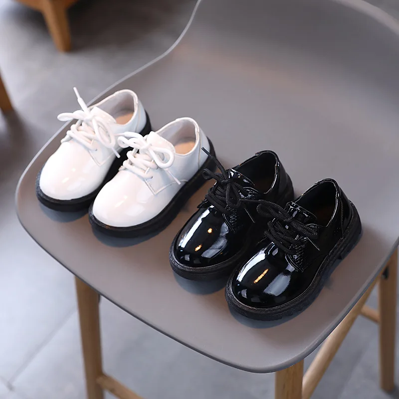 Zapatos de cuero de rendimiento para niños, estilo británico, a la moda, color negro, con cordones simples, para primavera y otoño, 2023