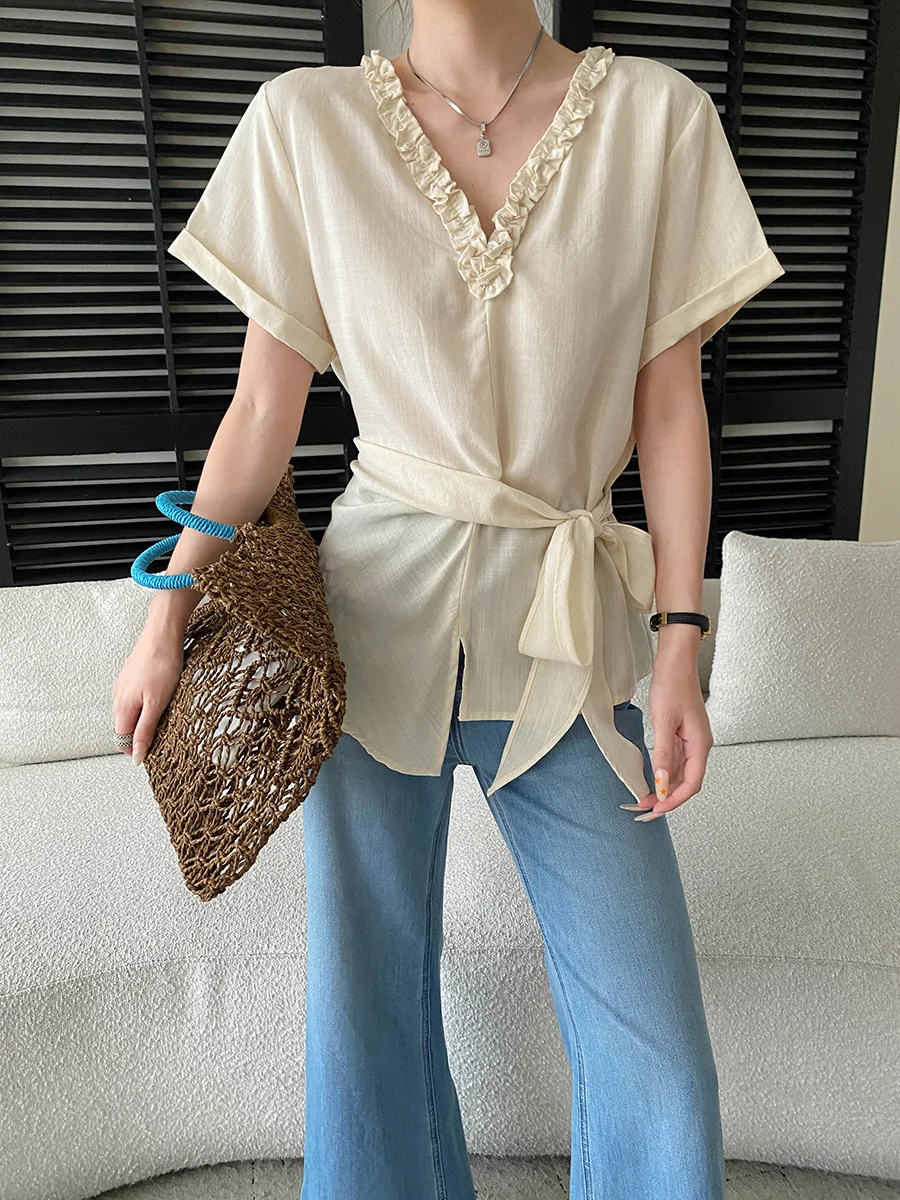 Sommerliches Damen-Shirt in unifarbenem Design mit V-Ausschnitt, Bördelkante und Taillenband, Kurzarm – Detail 19