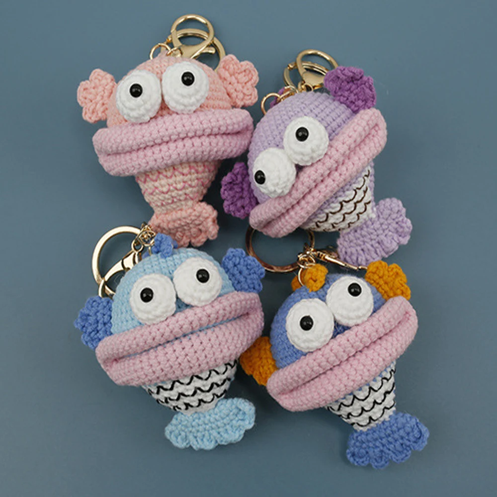 Lustiger gehäkelter Wurstfisch-Schlüsselanhänger, handgewebter Fisch-Anhänger, kreativer gestrickter Tier-Rucksackanhänger, lustiges Geschenk – Detail 3