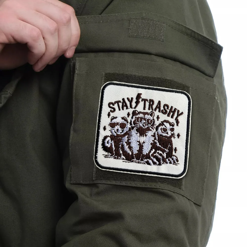Parche táctico velcro Stay Trashy Morale – Escuadrón Racoon Opossums - imagen 3