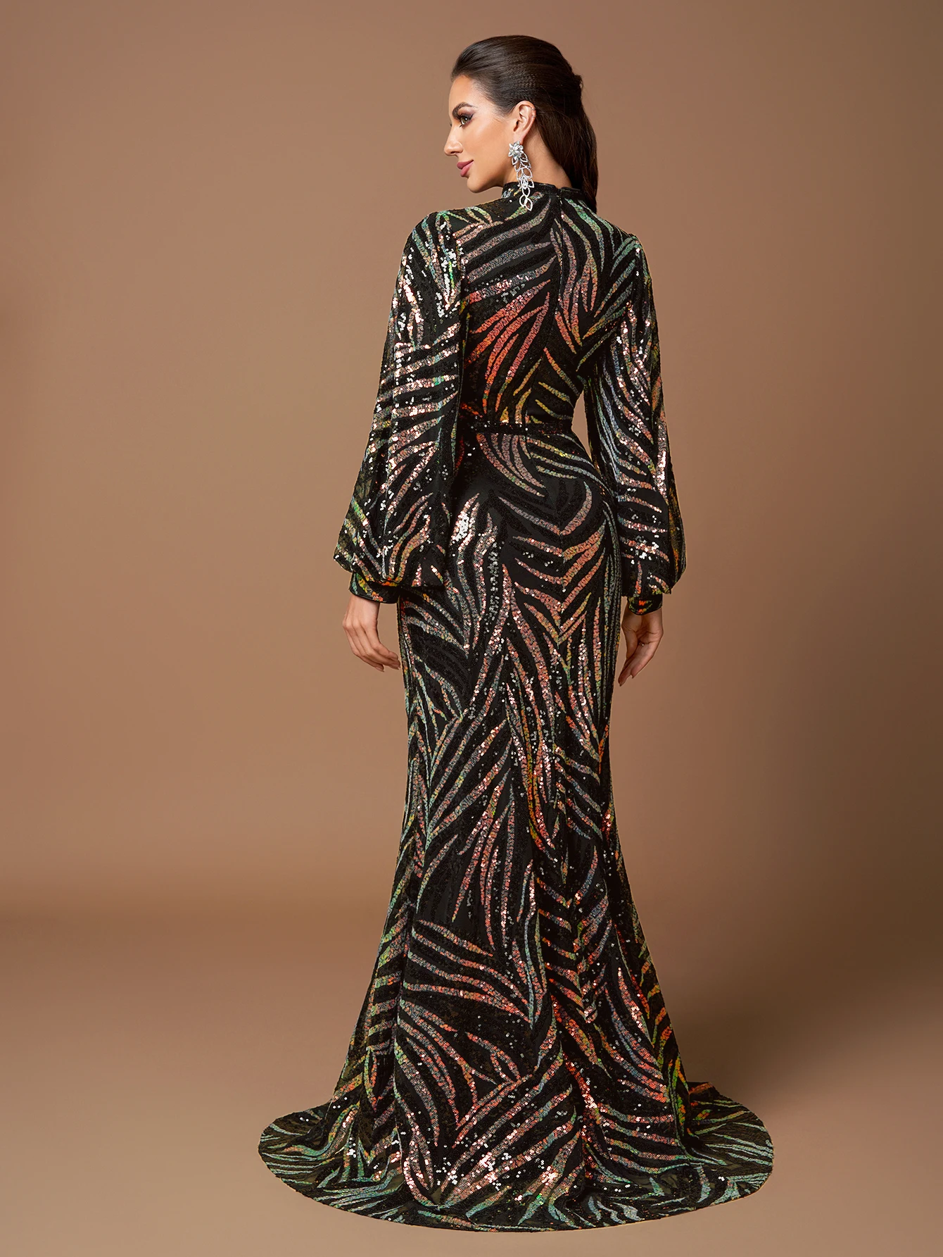 فستان سهرة أنيق بأكمام طويلة وفتحة مطرزة من UNITHORSE للمناسبات الرسمية